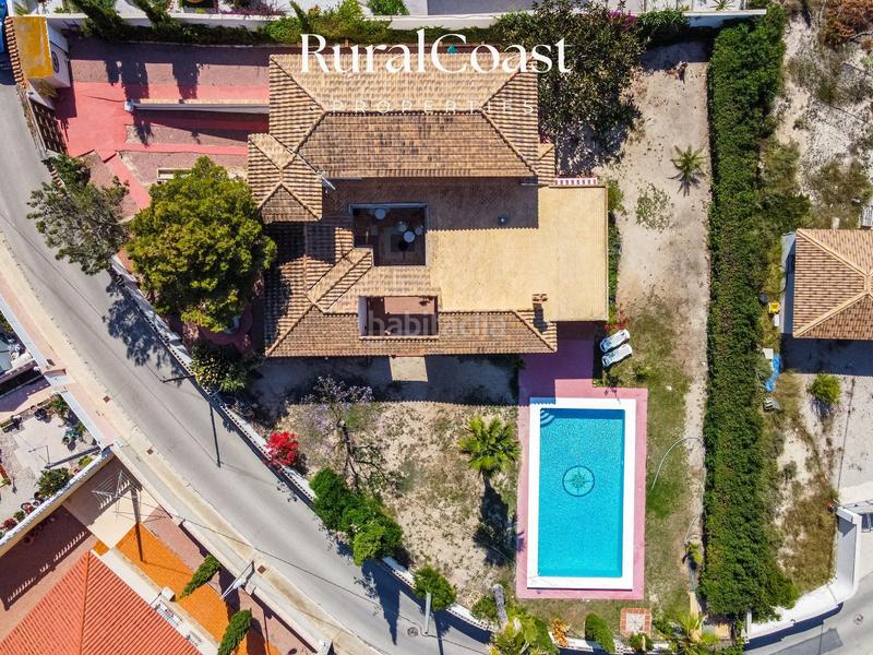 Foto b8565e90-647a-4037-8f71-21e13beeb70e. Chalet  independiente, 350 m2, 4 hab. y 3 baños, piscina, calefacción gas butano. en Busot