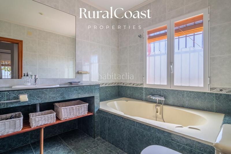 Foto f1e990ee-18f7-4560-a21f-fe187bc3fb89. Chalet  independiente, 350 m2, 4 hab. y 3 baños, piscina, calefacción gas butano. en Busot