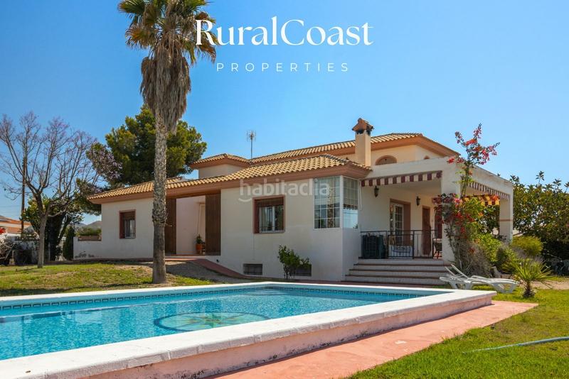Foto f5d4dfb5-5bf0-41e9-b08a-7979d969d20e. Chalet  independiente, 350 m2, 4 hab. y 3 baños, piscina, calefacción gas butano. en Busot