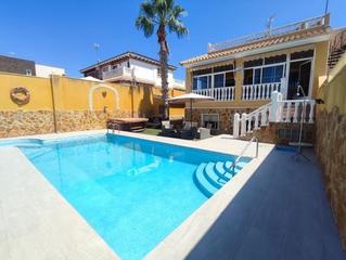 Xalet en Aguas Nuevas. Exclusivo chalet de 6 dormitorios y 4 wc en aguas nuevas