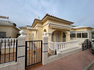 Casa en Zona Carrefour - Urbanizaciones. Gran bungalow adosado en torrevieja, 2 hab, 1 baño