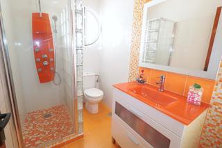 Maison jumelée à Playa de los Náufragos. Gran adosado de esquina en torrevieja, 4 hab, 1 baño, 1 aseo