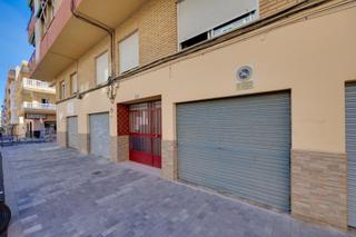 Aparcament cotxe a Puerto Deportivo. Gran garaje en el centro de torrevieja
