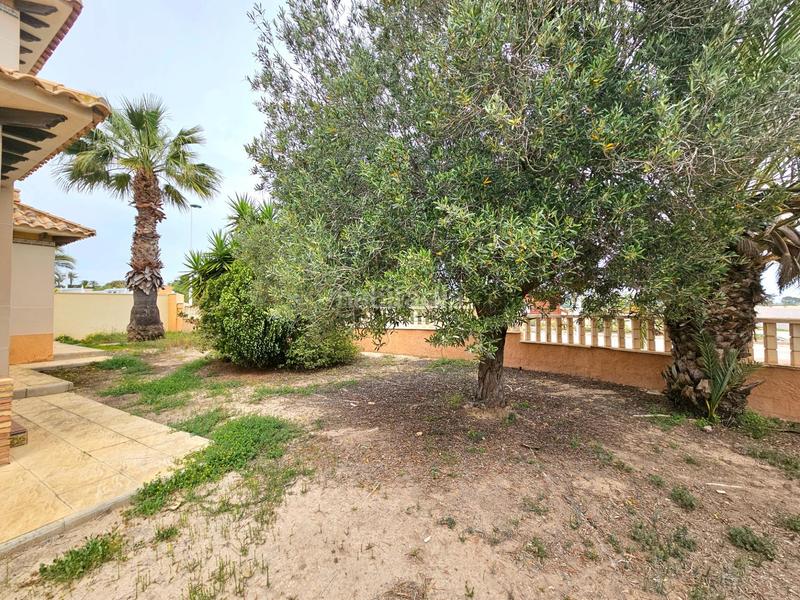 Foto 06079e91-5bab-4a57-aa35-6b8aa360ae90. Chalet gran villa en La Marina, 3 hab, 2 baños en Elche / Elx
