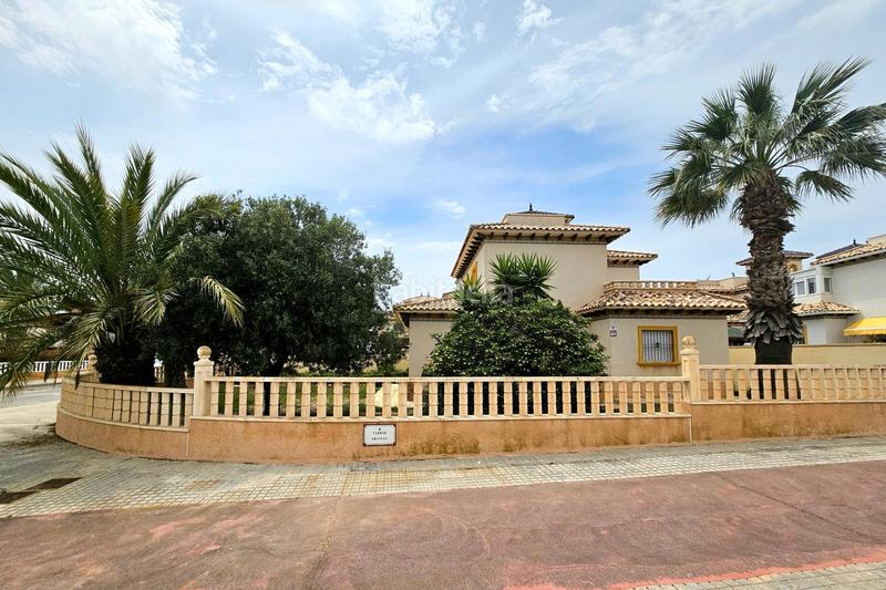 Foto 279d20e0-5b0b-4f35-acb4-1f602f12d19b. Chalet gran villa en La Marina, 3 hab, 2 baños en Elche / Elx