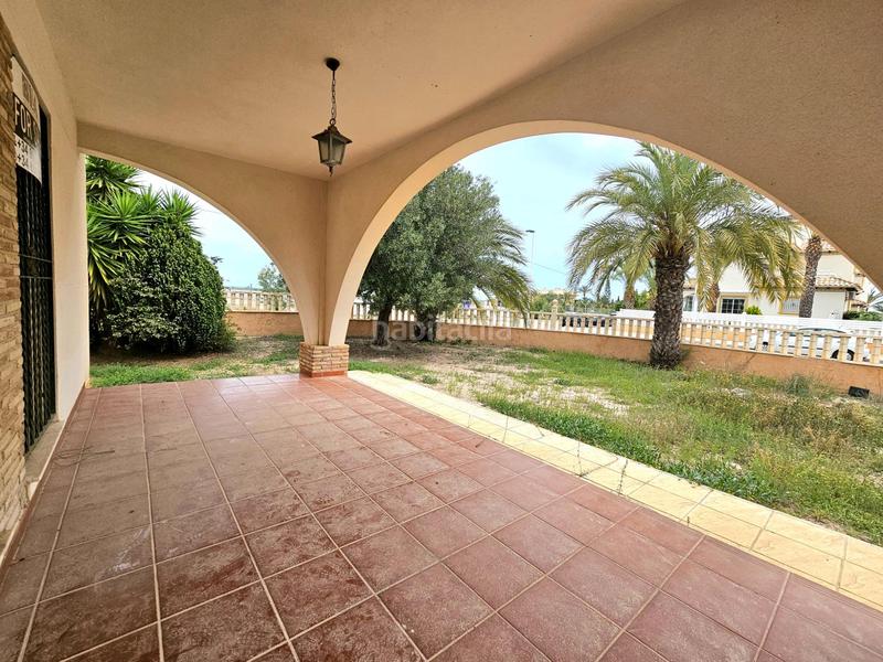 Foto 459cfcc8-07c8-40a9-ab26-38d7b552bc7c. Chalet gran villa en La Marina, 3 hab, 2 baños en Elche / Elx