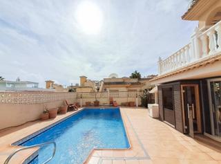 Chalet en San Miguel de Salinas. Gran villa en orihuela costa, 5 hab,  3 baños