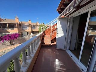 Reihenhaus in Zona Carrefour - Urbanizaciones. Gran villa adosada en torrevieja, 1 hab, 1 baño, 1 aseo