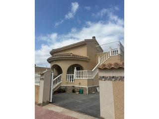 Chalet en Rojales. Gran chalet en ciudad quesada  3 hab, 2 baño, posibilidad de hac