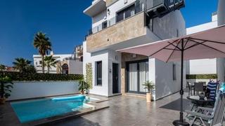 Xalet a Zona Carrefour - Urbanizaciones. Gran villa en torrevieja, 3 hab, 3 baños