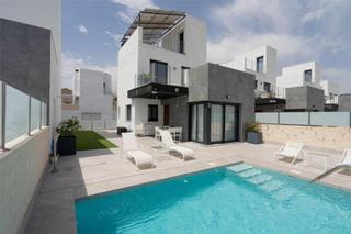 Casa a Los Balcones-Los Altos. Gran villa en torrevieja, 3 hab, 3 baños