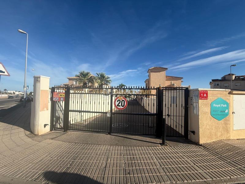 Foto 30855555-6e2f-47f2-8bc4-c4c02a8bfada. Chalet gran chalet independiente costa, 3 hab, 2 baño en Orihuela