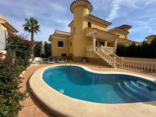 Chalet in La Zenia. Gran chalet en orihuela costa, 3 hab, 2 baños