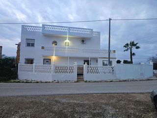 Chalet in Granja de Rocamora. Gran chalet en cox  10 hab, 4 baños, piscina privada , 2000 m2 d