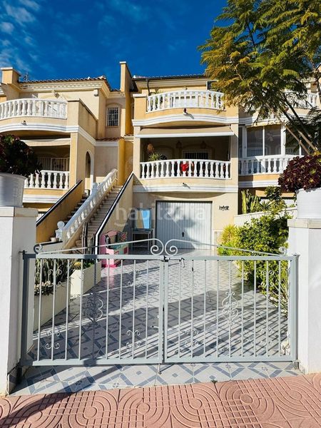 Foto bf0d50f3-039d-4c2b-bd2e-e40a98177615. Casa adossada a Rojales