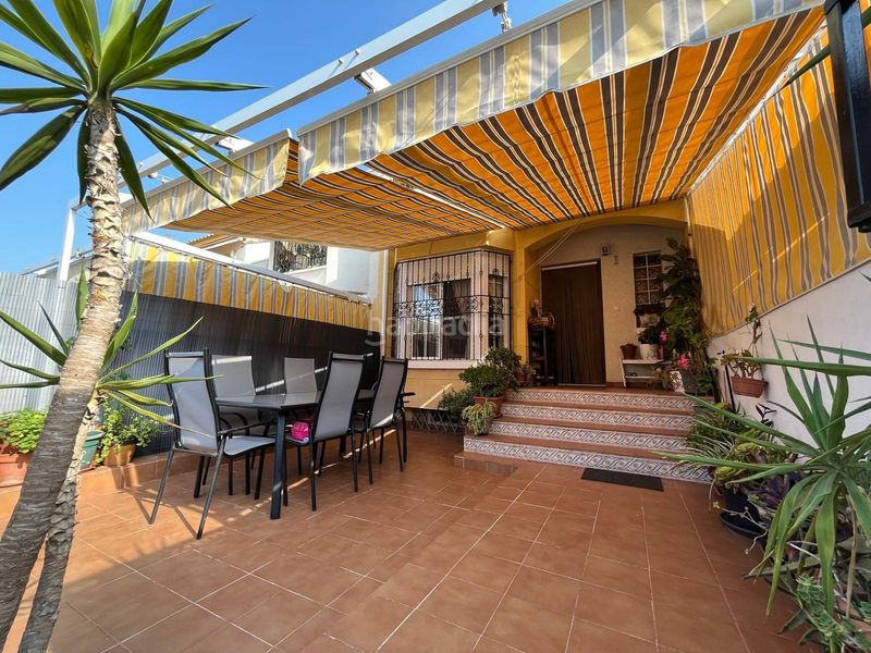 Foto a41b07e0-f3b7-46fe-bf7b-b78bebe25967. Casa adossada a Puerto Deportivo Torrevieja