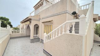 Chalet à Los Balcones-Los Altos. Gran chalet adosado en torrevieja3 hab, 2 baño