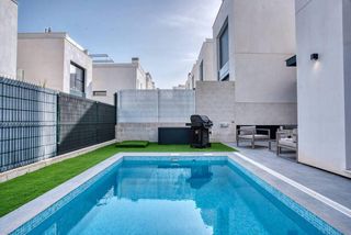 Casa aparellada a Los Almendros