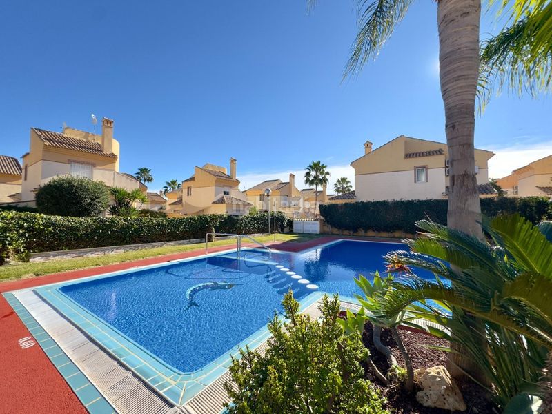 Foto 1d032e8e-fb29-4b46-9460-14a3a1cd06c8. Casa adossada a Rojales