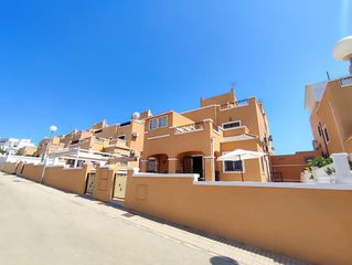 Casa adossada a La Florida. Gran adosado en orihuela costa 3 hab, 2 baños