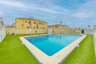 Casa a Zona Carrefour - Urbanizaciones. Gran bungalow planta baja en torrevieja 1 hab, 1 baño