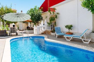 Xalet a Zona los Frutales. Gran villa en torrevieja 3 hab, 2 baños