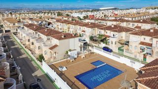 Xalet a Cañada del Molino. Gran chalet adosado en torrevieja 3 hab, 2 baños