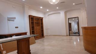 Local Comercial a Centro. Gran finca de 3 plantas preparada para posible negocio