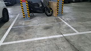 Motorradparkplatz in Carrer de Sardenya