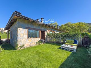 Location Maison jumelée à Rue du puigmal 15. Casa con jardín y vistas a la montaña en la cerdanya