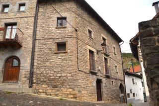 Casa  Calle costera. Casa en el pirineo