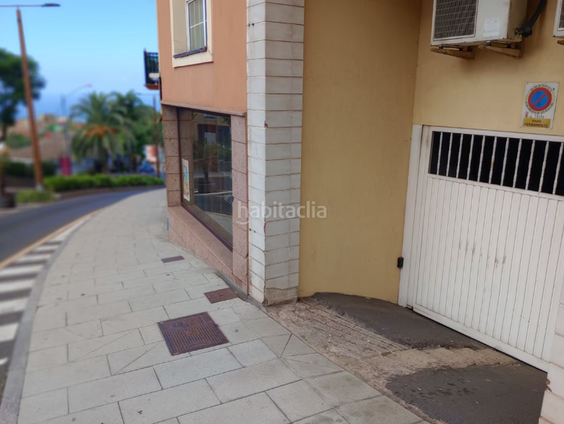 Foto cd49e5bc-888c-4c0f-80b2-87c234503cb6. Aparcament cotxe a avenida tres de mayo 20 a Los Realejos pueblo Realejos (Los)