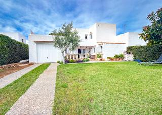 Maison dans Cala Blanca. Chalet en son carrio