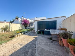 Maison dans Cala en Blanes. Chalet adosado