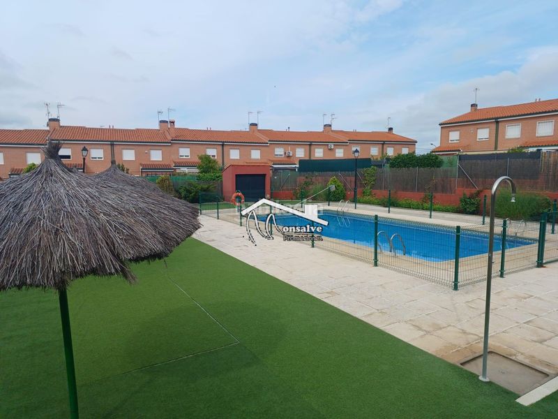 Foto bfd60f56-1b0f-41c5-acff-3e049b042b72. Casa adossada amb calefacció aparcament piscina a Hormigos