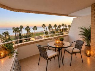 Appartement en Calle amplaries 45. Apartamento frontal al mar con vistas directas en magic world  o