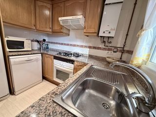 Appartement à Calle amplaries 27. Apartamento de 3 dormitorios con terraza y vistas al mar en cost