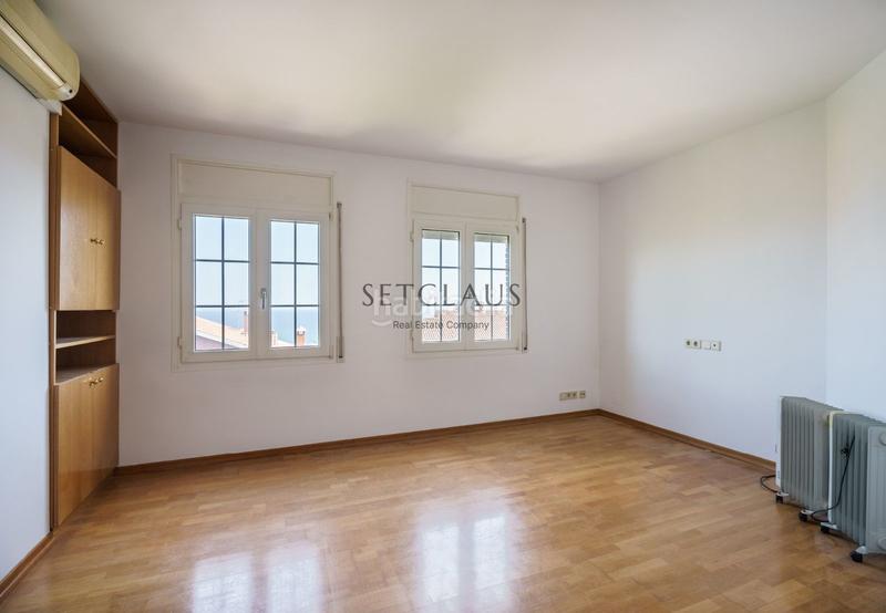 Foto 1ad2fe81-011a-49a5-bc37-5656ab908f8f. Chalet teia. mucha luz y espacios muy amplios en Teià