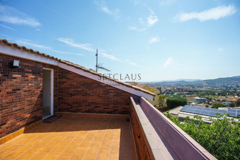 Foto 2677b9f7-b962-4119-b8ae-5d674cbacbd9. Chalet teia. mucha luz y espacios muy amplios en Teià