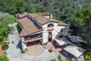 Masia a Molins de Rei. Molins de rei. masia con negocio de restauración