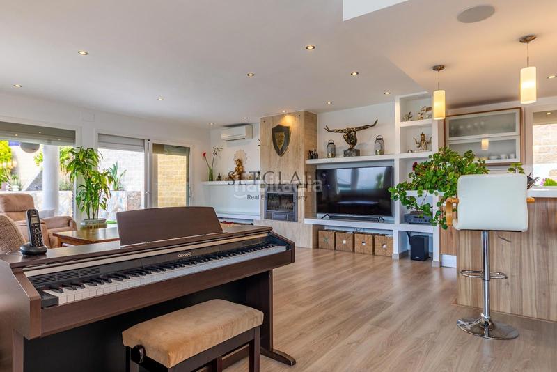 Foto 5f77f8c7-3f8c-40af-89aa-ebfd11b9a693. Chalet parc. mucho espacio i vistas al mar en Alella