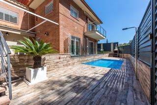 Chalet in Alella. Alella. espacio y con piscina