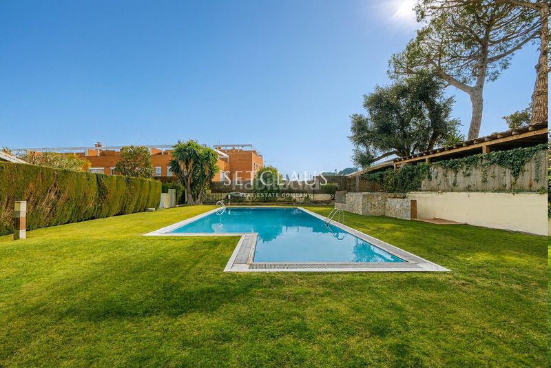 Foto 0ea9acdc-acaa-4e0c-9ebd-f3ec2d1781ca. Towny house with heating parking pool in Alella