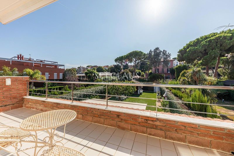 Foto bee67d78-b236-49f4-9bdf-4afccbf9d9ee. Towny house with heating parking pool in Alella
