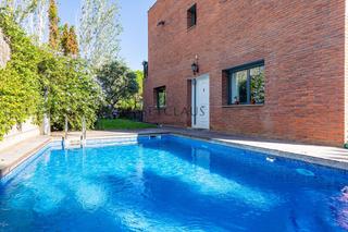 Casa aparellada a Tiana. Tiana. pareada con piscina propia y comunitaria