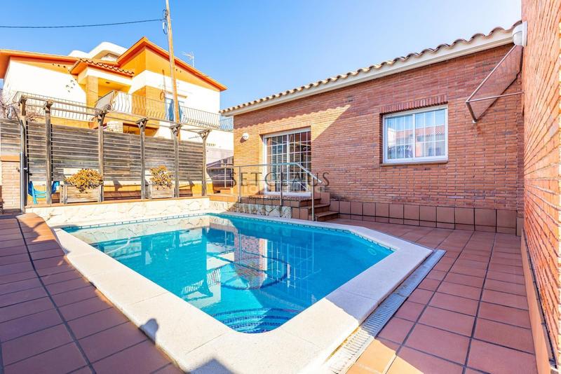 Foto 429d797b-c10f-441a-9e2b-9e9e011d017d. Chalet mit heizung parking pool in Zona Alta Premià de Mar