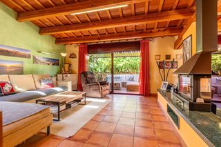 Casa a Nucli Urb�. Argentona. c�ntrica y con negocio y piso con licencia tur�stica.