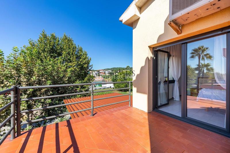 Foto 8d0f80a5-2844-40be-8a79-33a70ce55d9c. Maison jumelée avec chauffage parking piscine dans Centre Masnou (El)