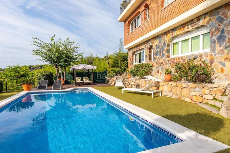 Foto 2dc1a819-1b7f-4cc0-ab30-f007cd87c6d8. Chalet con riscaldamento parcheggio piscina in Alella