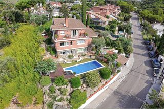 Chalet in Alella. Chalet independiente con vistas panorámicas al mar y privacidad.